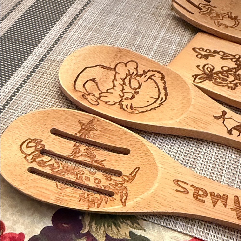 Grinch-themed bamboo spoons and kitchen apron  (7 pcs) - Picture 5 of 7
